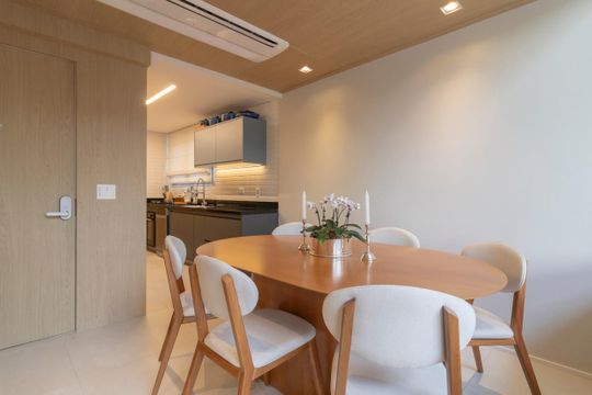 Comprar apartamento mobiliado em Indianópolis com 2 quartos e piscina. Aceitam animais. — Sala de Jantar
