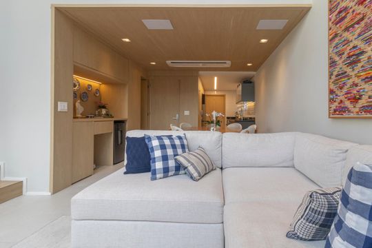 Comprar apartamento mobiliado em Indianópolis com 2 quartos e piscina. Aceitam animais. — Sala