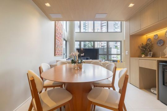 Comprar apartamento mobiliado em Indianópolis com 2 quartos e piscina. Aceitam animais. — Sala de Jantar