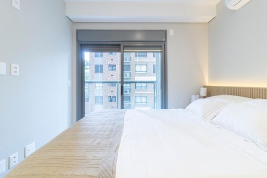 Comprar apartamento mobiliado em Indianópolis com 2 quartos e piscina. Aceitam animais. — Quarto Suíte 1