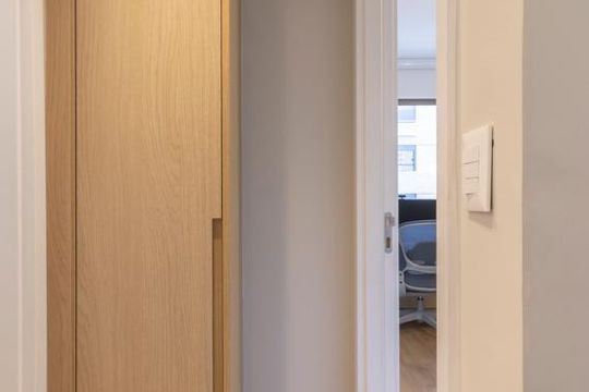 Comprar apartamento mobiliado em Indianópolis com 2 quartos e piscina. Aceitam animais. — Corredor