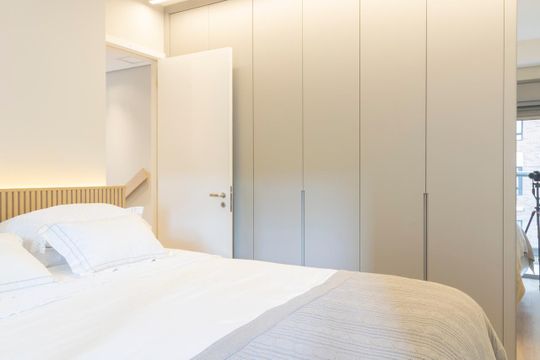 Comprar apartamento mobiliado em Indianópolis com 2 quartos e piscina. Aceitam animais. — Quarto Suíte 1
