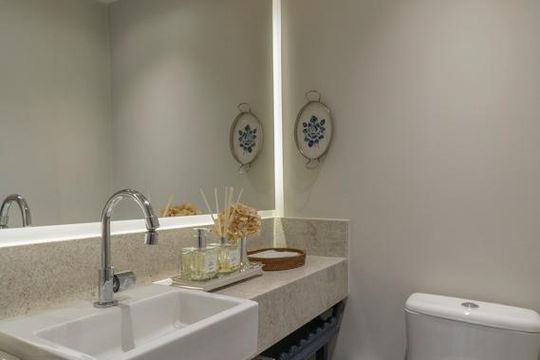 Comprar apartamento mobiliado em Indianópolis com 2 quartos e piscina. Aceitam animais. — Lavabo