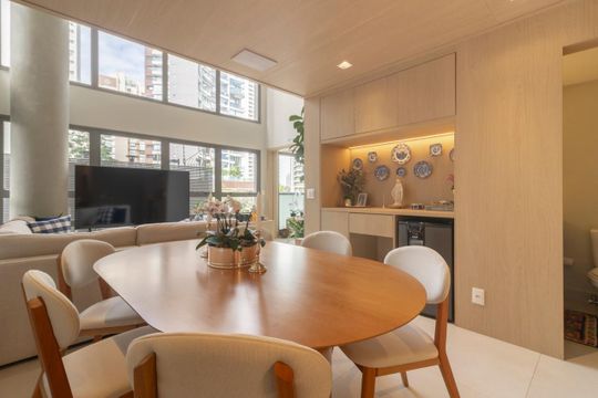 Comprar apartamento mobiliado em Indianópolis com 2 quartos e piscina. Aceitam animais. — Sala de Jantar