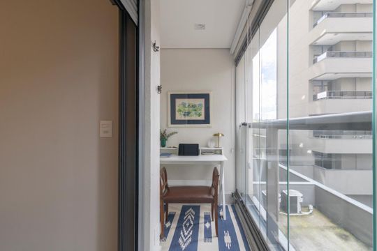 Comprar apartamento mobiliado em Indianópolis com 2 quartos e piscina. Aceitam animais. — Varanda da Suíte 1