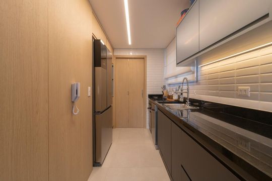 Comprar apartamento mobiliado em Indianópolis com 2 quartos e piscina. Aceitam animais. — Cozinha
