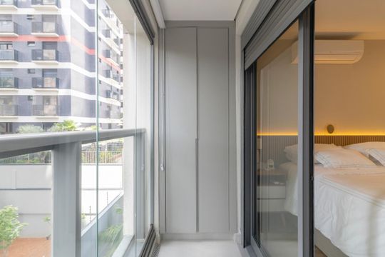 Comprar apartamento mobiliado em Indianópolis com 2 quartos e piscina. Aceitam animais. — Varanda da Suíte 1
