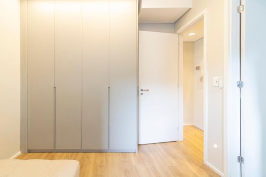 Comprar apartamento mobiliado em Indianópolis com 2 quartos e piscina. Aceitam animais. — Quarto Suíte 2