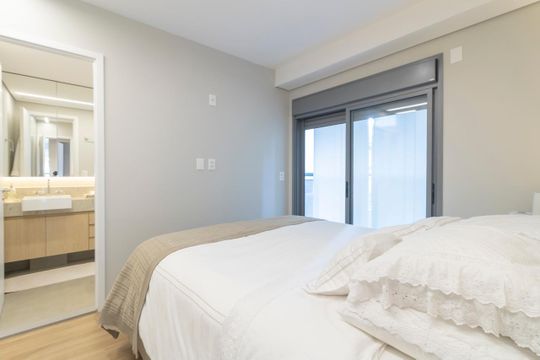 Comprar apartamento mobiliado em Indianópolis com 2 quartos e piscina. Aceitam animais. — Quarto Suíte 1
