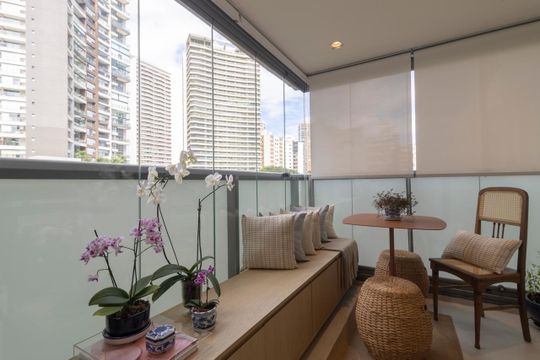 Comprar apartamento mobiliado em Indianópolis com 2 quartos e piscina. Aceitam animais. — Varanda