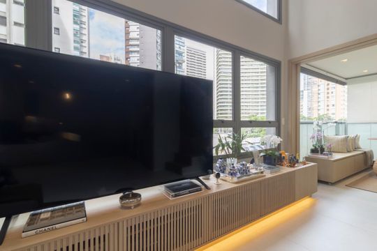 Comprar apartamento mobiliado em Indianópolis com 2 quartos e piscina. Aceitam animais. — Sala