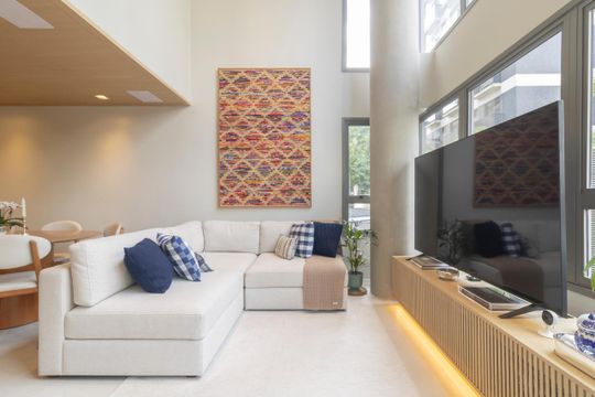 Comprar apartamento mobiliado em Indianópolis com 2 quartos e piscina. Aceitam animais. — Sala