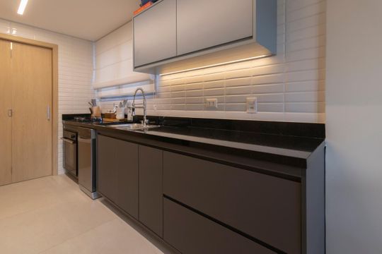 Comprar apartamento mobiliado em Indianópolis com 2 quartos e piscina. Aceitam animais. — Cozinha