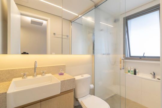 Comprar apartamento mobiliado em Indianópolis com 2 quartos e piscina. Aceitam animais. — Banheiro da Suíte 2