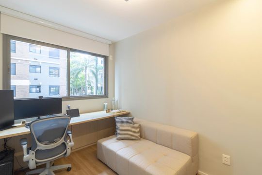 Comprar apartamento mobiliado em Indianópolis com 2 quartos e piscina. Aceitam animais. — Quarto Suíte 2