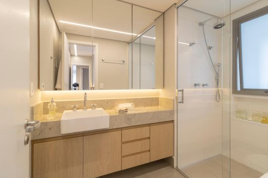 Comprar apartamento mobiliado em Indianópolis com 2 quartos e piscina. Aceitam animais. — Banheiro da Suíte 1