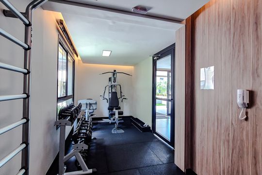 Compra este apartamento com 3 quartos, piscina no condomínio e jardim. — Área comum - Academia