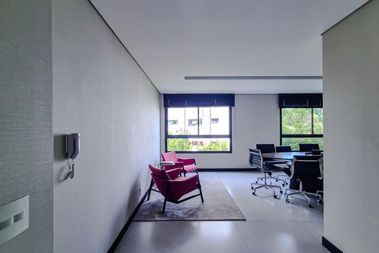 Compra este apartamento com 3 quartos, piscina no condomínio e jardim. — Área comum