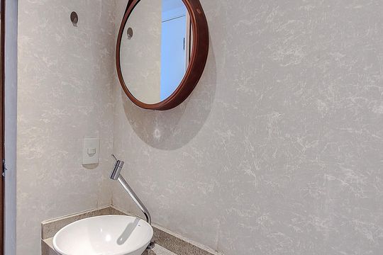 Compra este apartamento com 3 quartos, piscina no condomínio e jardim. — Lavabo