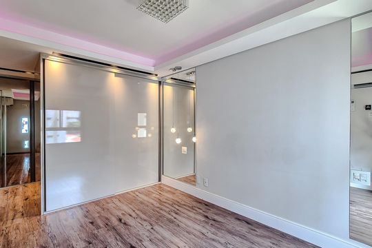 Compra este apartamento com 3 quartos, piscina no condomínio e jardim. — Quarto 1 - Suíte
