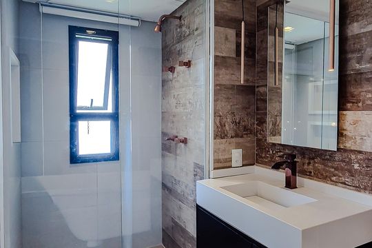Compra este apartamento com 3 quartos, piscina no condomínio e jardim. — Banheiro da Suíte