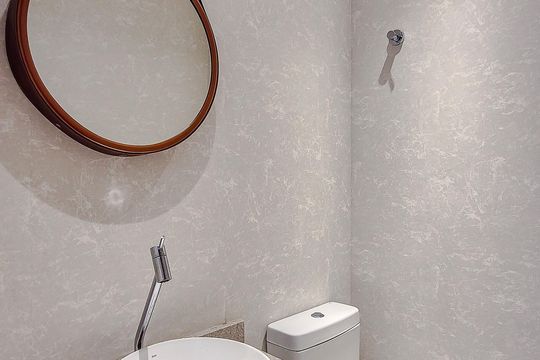 Compra este apartamento com 3 quartos, piscina no condomínio e jardim. — Lavabo