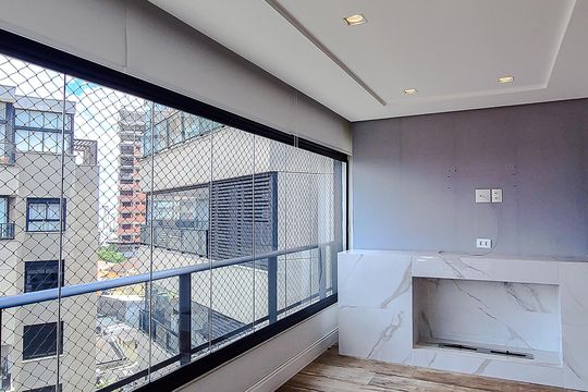Compra este apartamento com 3 quartos, piscina no condomínio e jardim. — Varanda da Sala