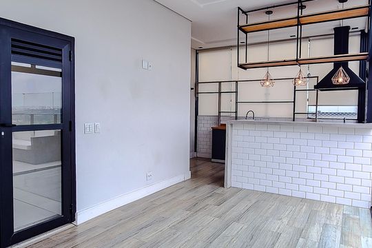 Compra este apartamento com 3 quartos, piscina no condomínio e jardim. — Piso Superior