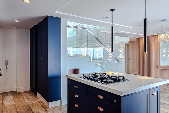 Compra este apartamento com 3 quartos, piscina no condomínio e jardim. — Cozinha
