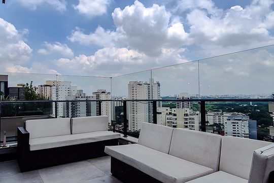 Compra este apartamento com 3 quartos, piscina no condomínio e jardim. — Área externa - Piso Superior