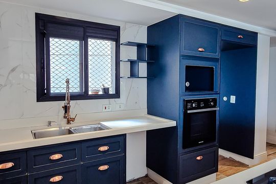 Compra este apartamento com 3 quartos, piscina no condomínio e jardim. — Cozinha