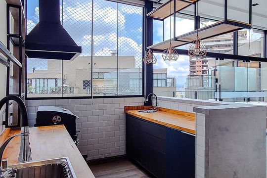 Compra este apartamento com 3 quartos, piscina no condomínio e jardim. — Piso Superior