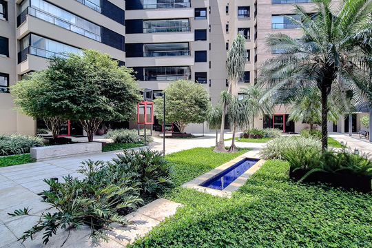 Compra este apartamento com 3 quartos, piscina no condomínio e jardim. — Área comum