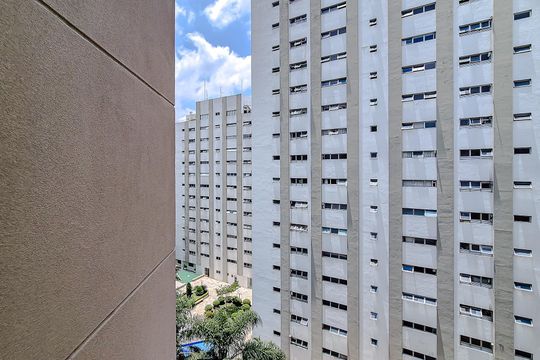 Compra este apartamento com 3 quartos, piscina no condomínio e jardim. — vista do Quarto 3