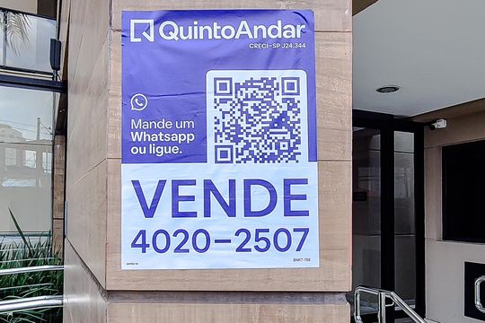 Compra este apartamento com 3 quartos, piscina no condomínio e jardim. — Plaquinha