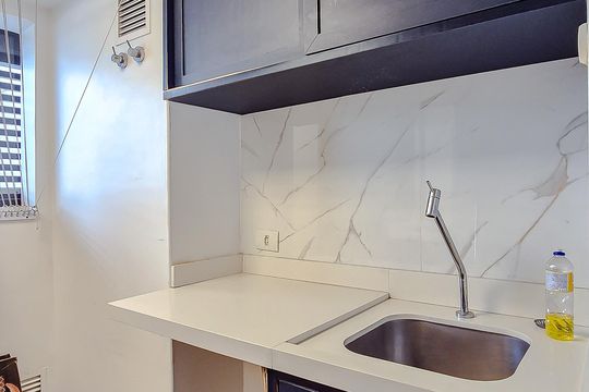 Compra este apartamento com 3 quartos, piscina no condomínio e jardim. — Área de Serviço