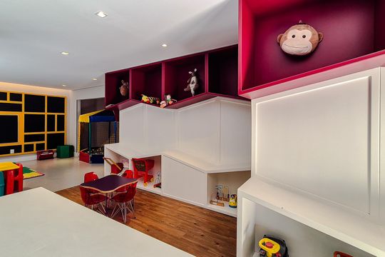 Compra este apartamento com 3 quartos, piscina no condomínio e jardim. — Brinquedoteca