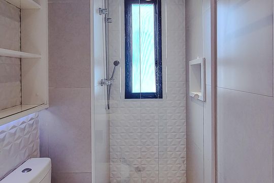 Compra este apartamento com 3 quartos, piscina no condomínio e jardim. — Banheiro da Suíte 2