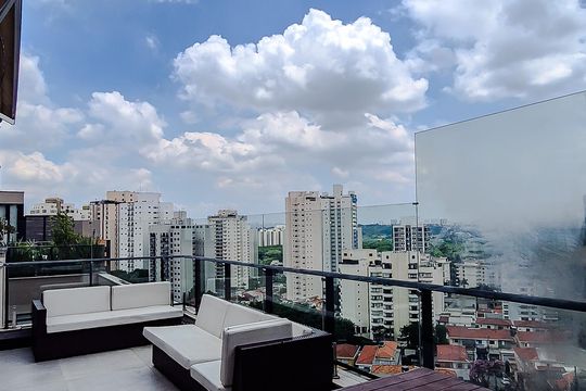 Compra este apartamento com 3 quartos, piscina no condomínio e jardim. — Área externa - Piso Superior