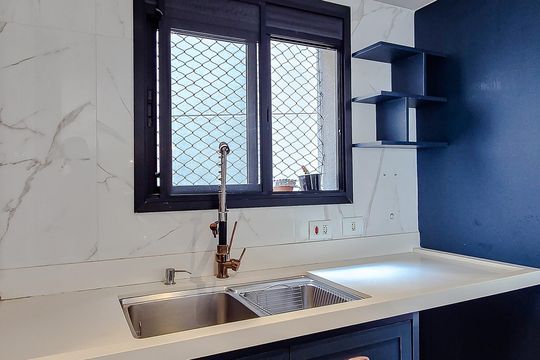 Compra este apartamento com 3 quartos, piscina no condomínio e jardim. — Área de Serviço