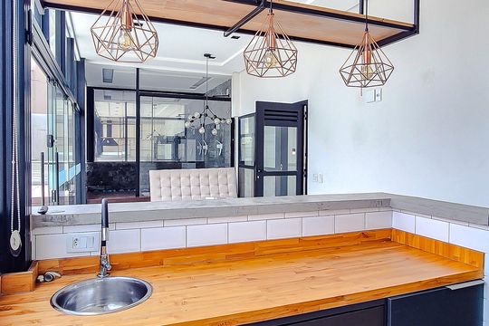 Compra este apartamento com 3 quartos, piscina no condomínio e jardim. — Piso Superior