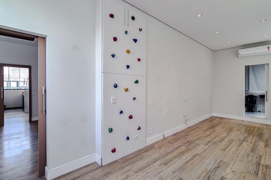 Compra este apartamento com 3 quartos, piscina no condomínio e jardim. — Quarto 5 - Suite (Piso Superior)