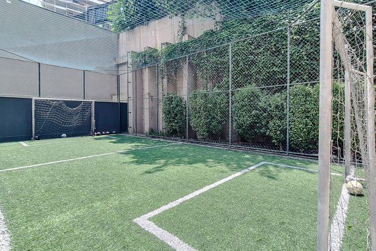 Compra este apartamento com 3 quartos, piscina no condomínio e jardim. — Quadra Esportiva