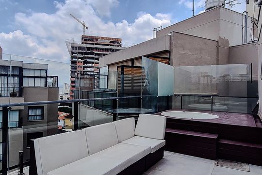 Compra este apartamento com 3 quartos, piscina no condomínio e jardim. — Área externa - Piso Superior