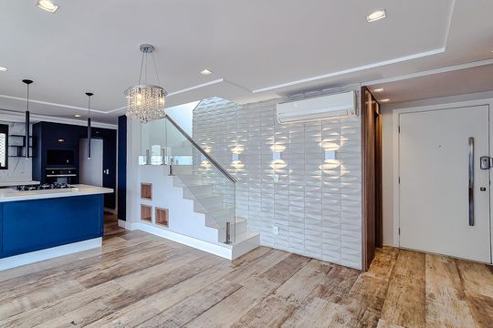 Compra este apartamento com 3 quartos, piscina no condomínio e jardim. — Sala