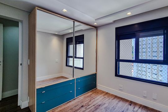 Compra este apartamento com 3 quartos, piscina no condomínio e jardim. — Quarto 3