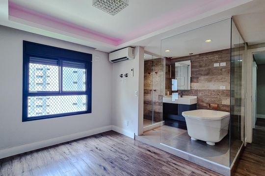 Compra este apartamento com 3 quartos, piscina no condomínio e jardim. — Quarto 1 - Suíte