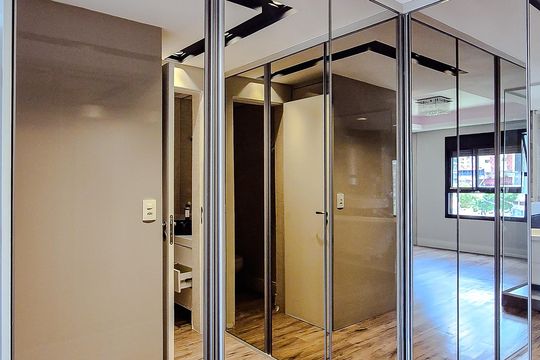 Compra este apartamento com 3 quartos, piscina no condomínio e jardim. — Quarto 1 - Suíte