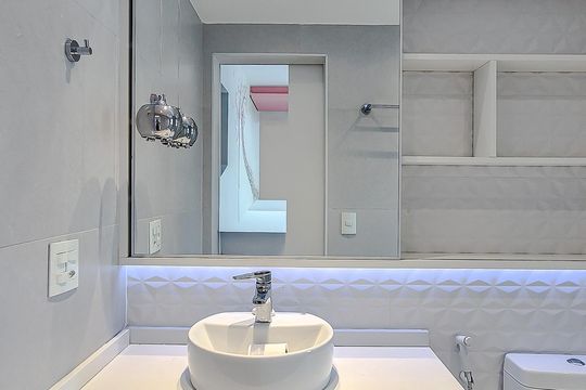 Compra este apartamento com 3 quartos, piscina no condomínio e jardim. — Banheiro da Suíte 2