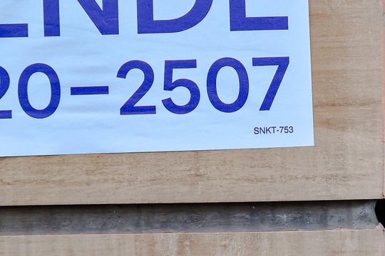 Compra este apartamento com 3 quartos, piscina no condomínio e jardim. — SNKT-753